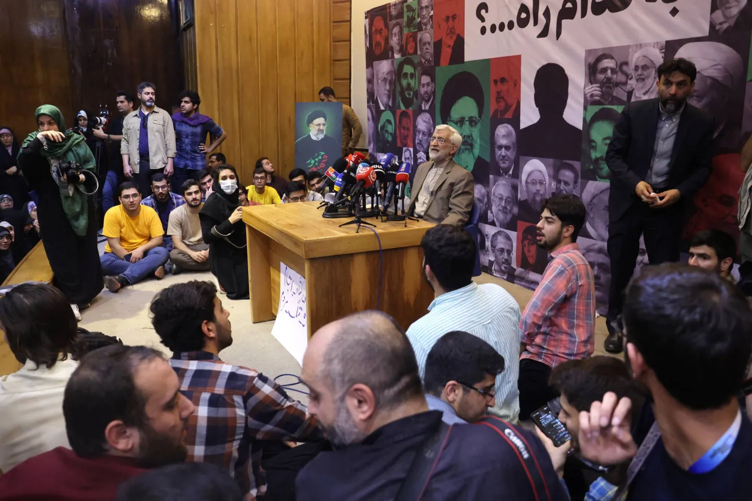 المرشح المتشدد سعيد جليلي خلال خطابه في مدينة قزوين غرب طهران اليوم (أ.ف.ب)