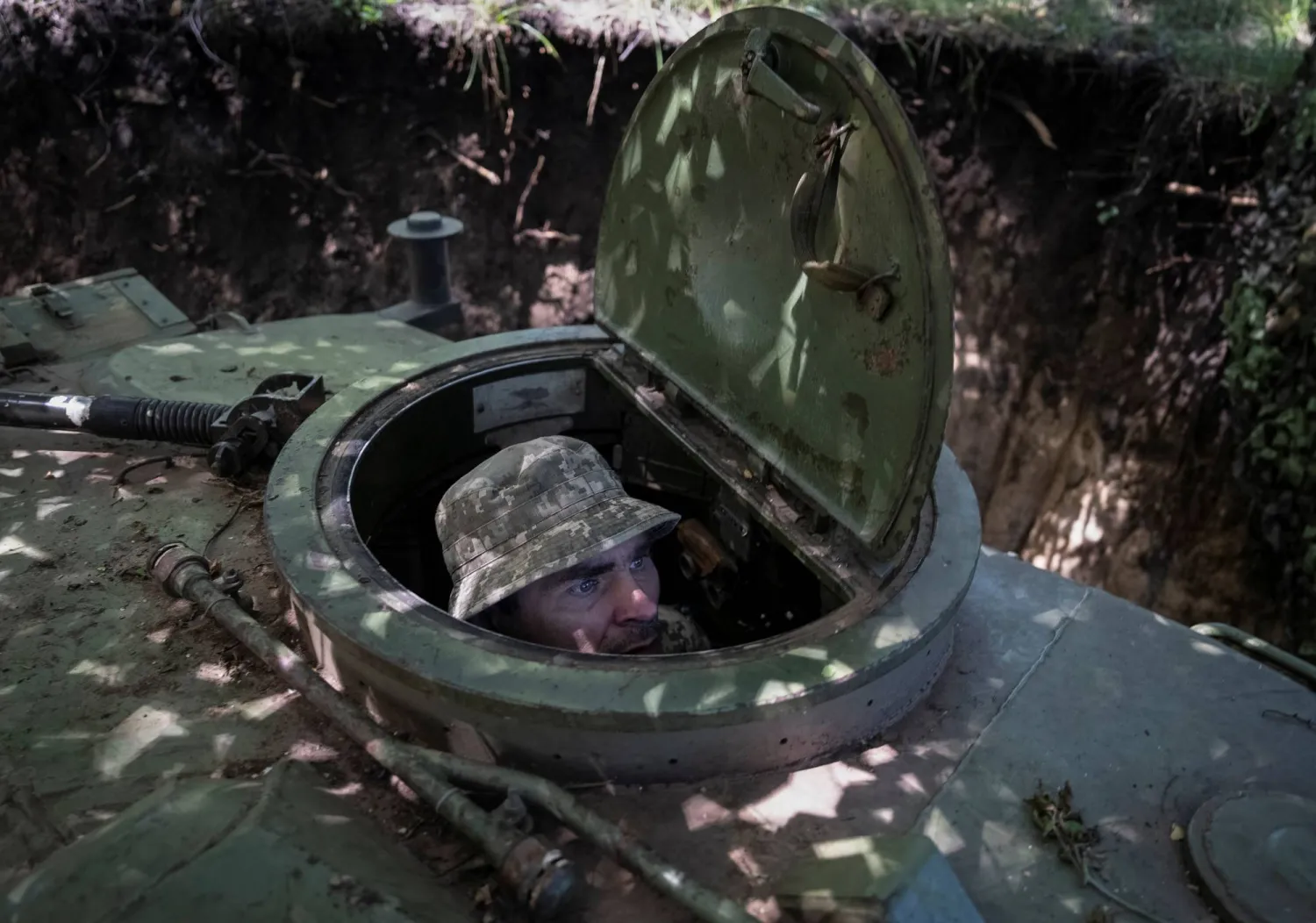 جندي أوكراني من «لواء إيفان سيركو الهجومي المنفصل 92» التابع للقوات المسلحة الأوكرانية يقوم بإعداد مدفع «هاوتزر» ذاتي الدفع لإطلاق النار على القوات الروسية في خط المواجهة (رويترز)