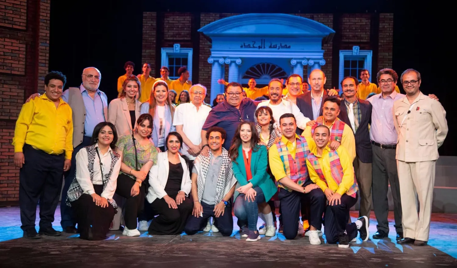 لقطة جماعية لأبطال العرض مع المخرج خالد جلال (مخرج المسرحية)