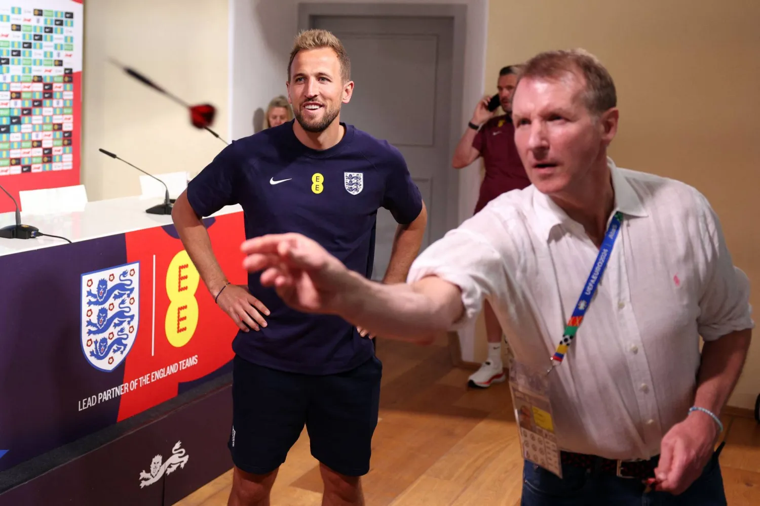 الصحافي الرياضي الإنجليزي هنري ويمتر ينافس كين في رمي السهام (أ.ف.ب)