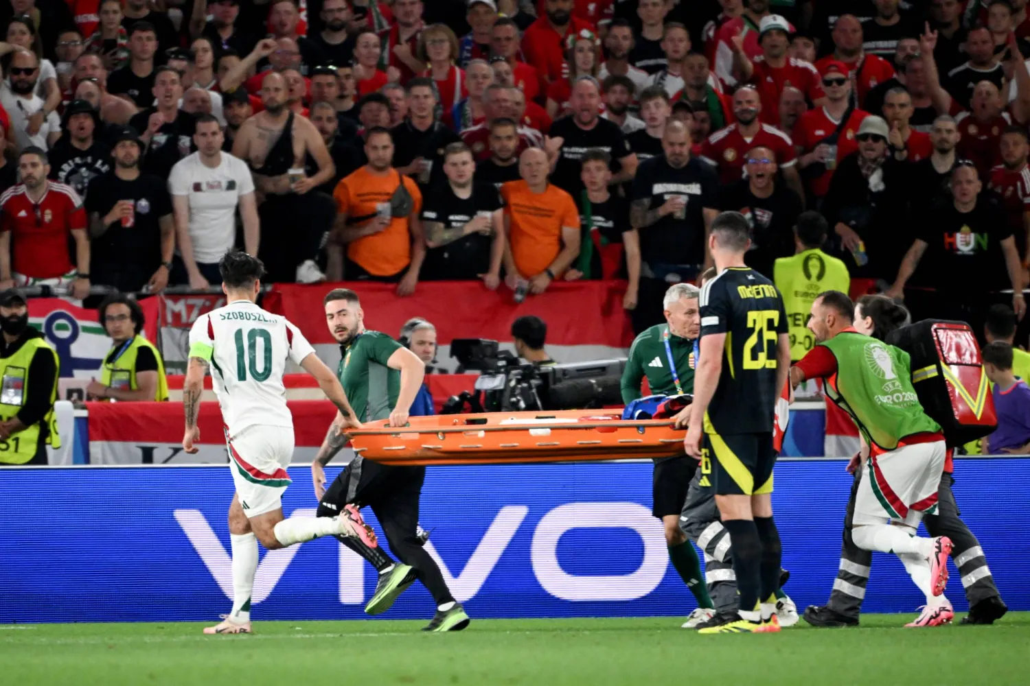 تم نقل فارغا بعيداً لتلقي العلاج وتم إخفاؤه خلف غطاء بني كبير (د.ب.أ)