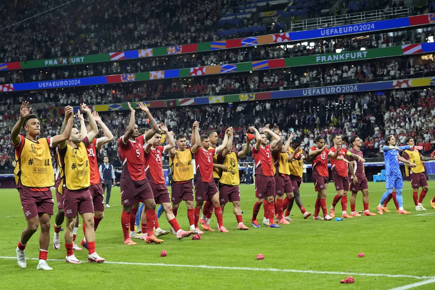 تحية لاعبي منتخب سويسرا للجماهير عقب التأهل لدور الـ16 (أ.ب)