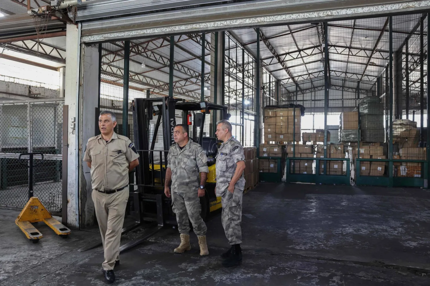 رجال أمن لبنانيون على مدخل مخزن البضائع في مطار بيروت الدولي (أ ف ب)