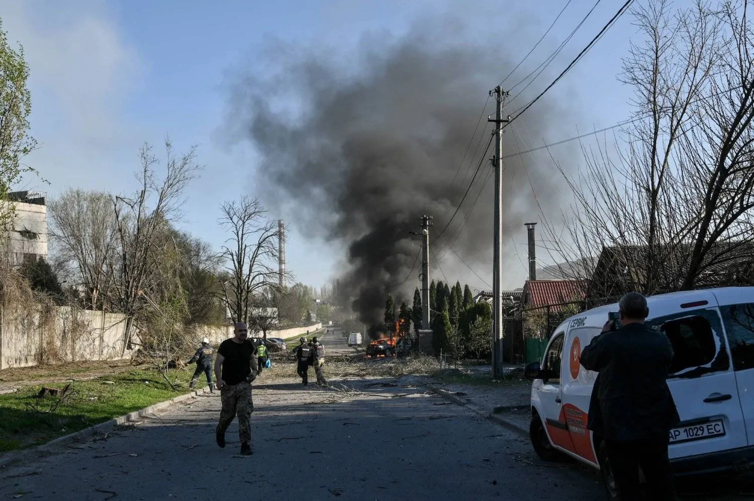 تصاعد الدخان جراء الهجوم الروسي على مدينة زابوريجيا في جنوب أوكرانيا (د.ب.أ)