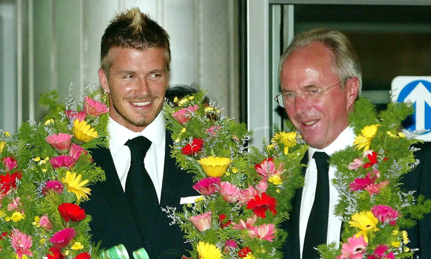 المدرب إريكسون والنجم الإنجليزي بيكهام في لقطة سابقة لدى وصولهم إلى كوريا لخوض منافسات مونديال 2002 (رويترز)