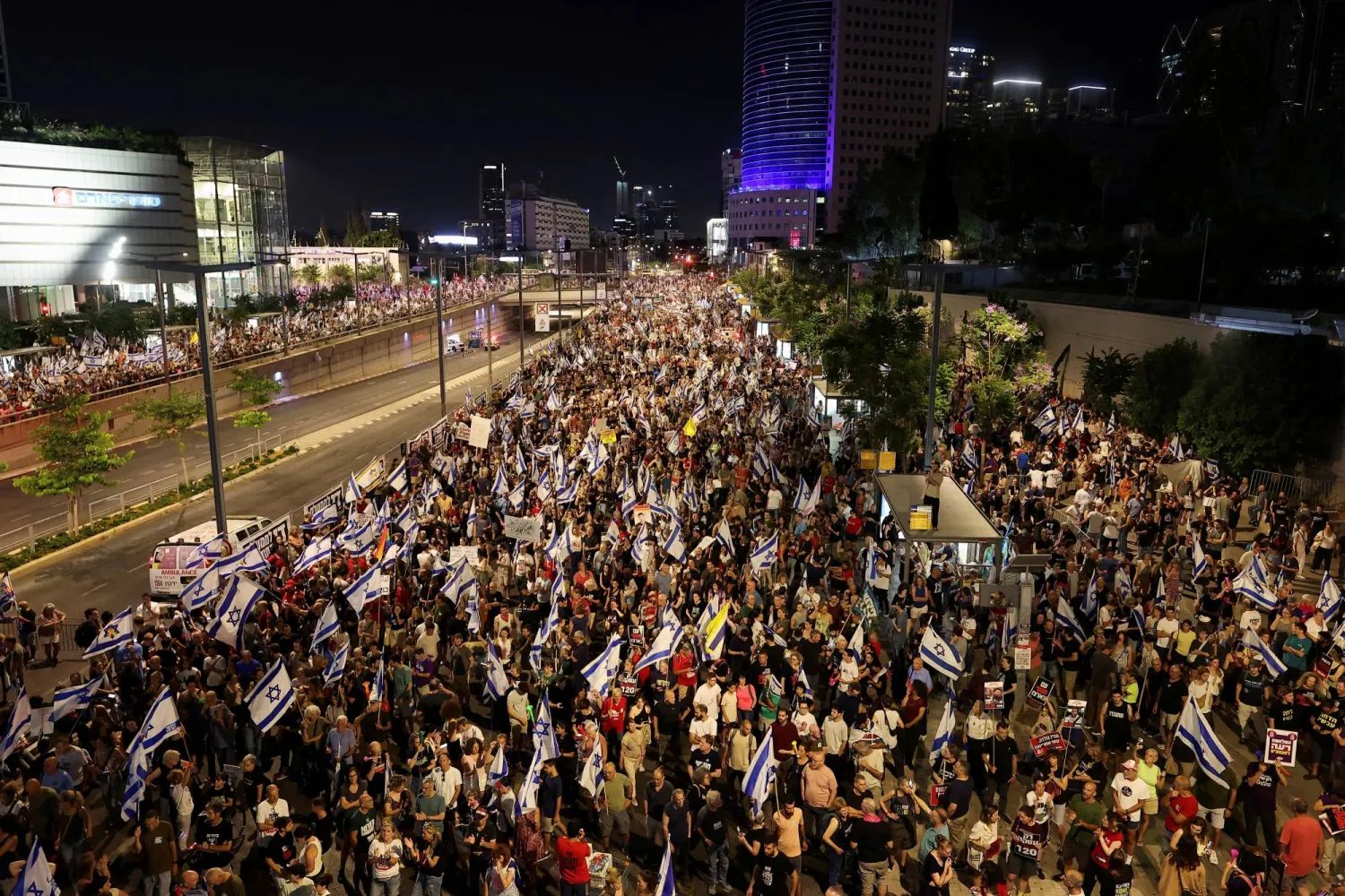 مظاهرة ضد حكومة نتنياهو في تل أبيب (رويترز)