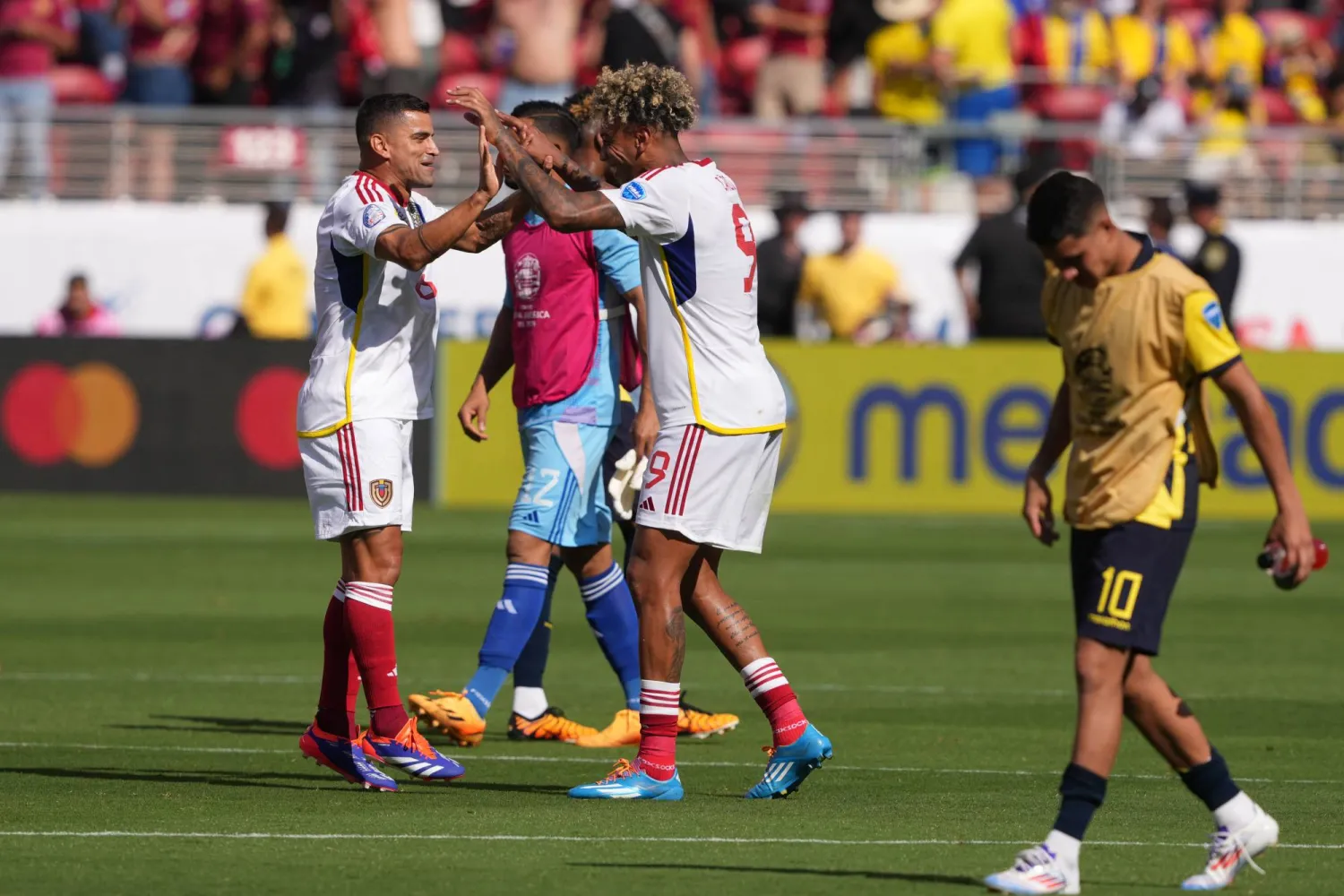 أفراح في فنزويلا وأحزان في الإكوادور (رويترز)