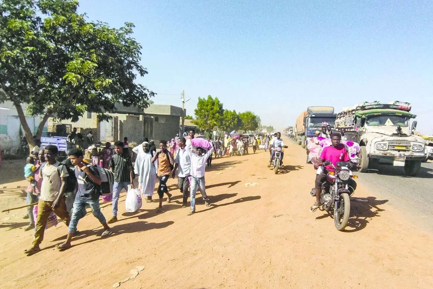 Sudan'daki çatışmalar binlerce kişiyi farklı eyaletlerden kaçmak zorunda bıraktı. (AFP)