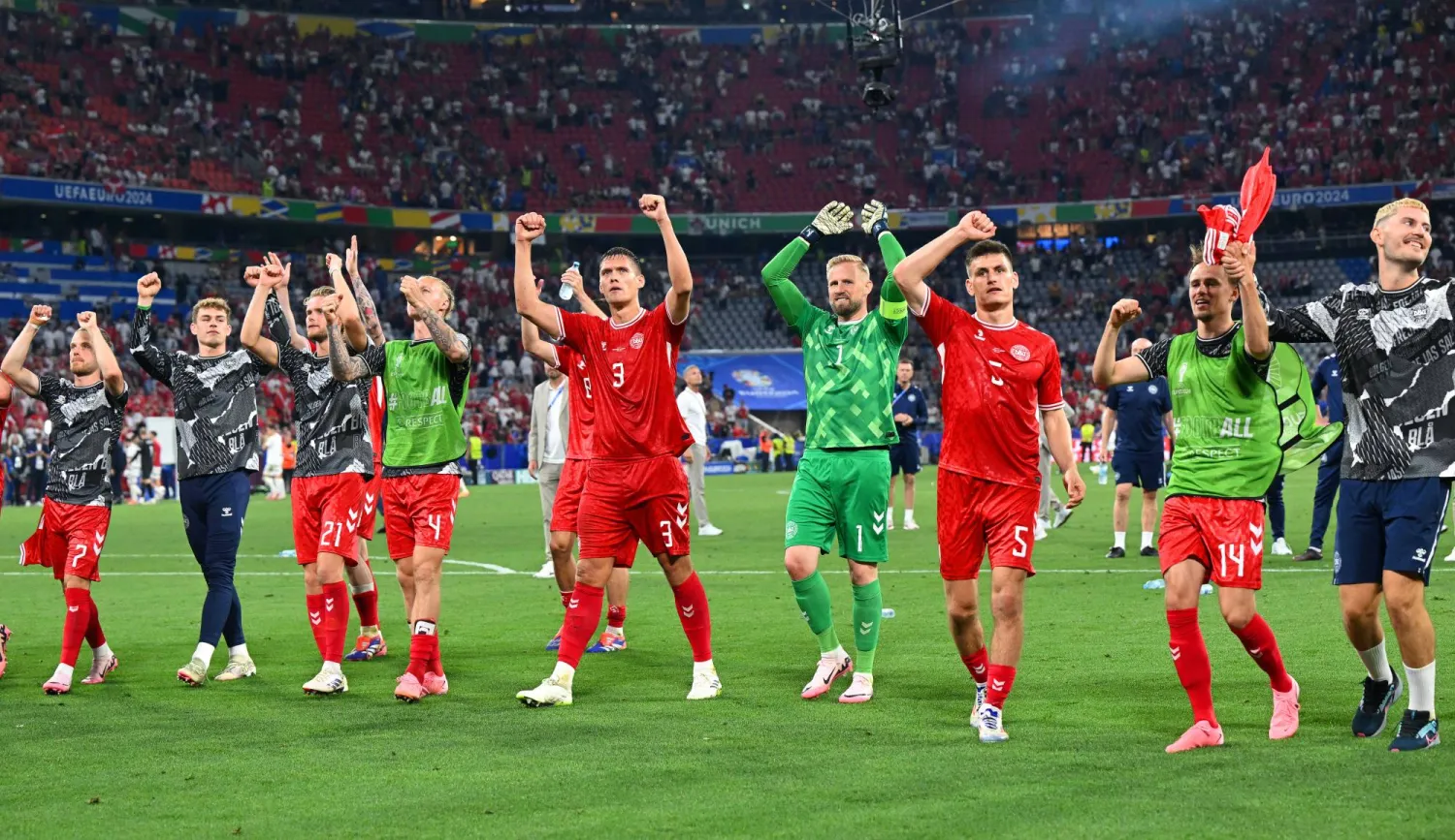 الدنمارك تأهلت بعد حصول مساعد مدرب سلوفينيا على إنذار (د.ب.أ)