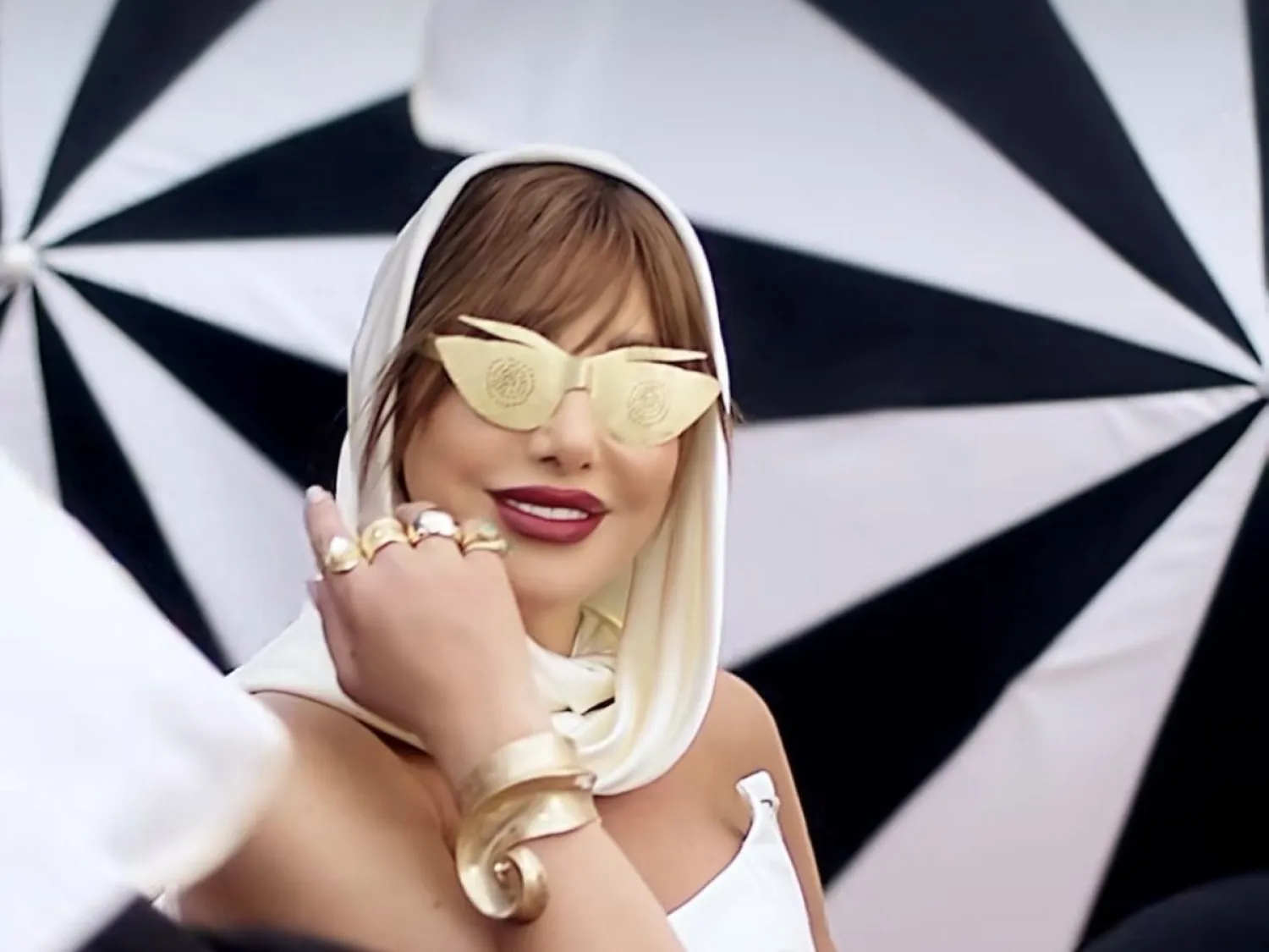 أجواء الكليب تعود بنا إلى حقبة الأبيض والأسود (بيار خضرا)