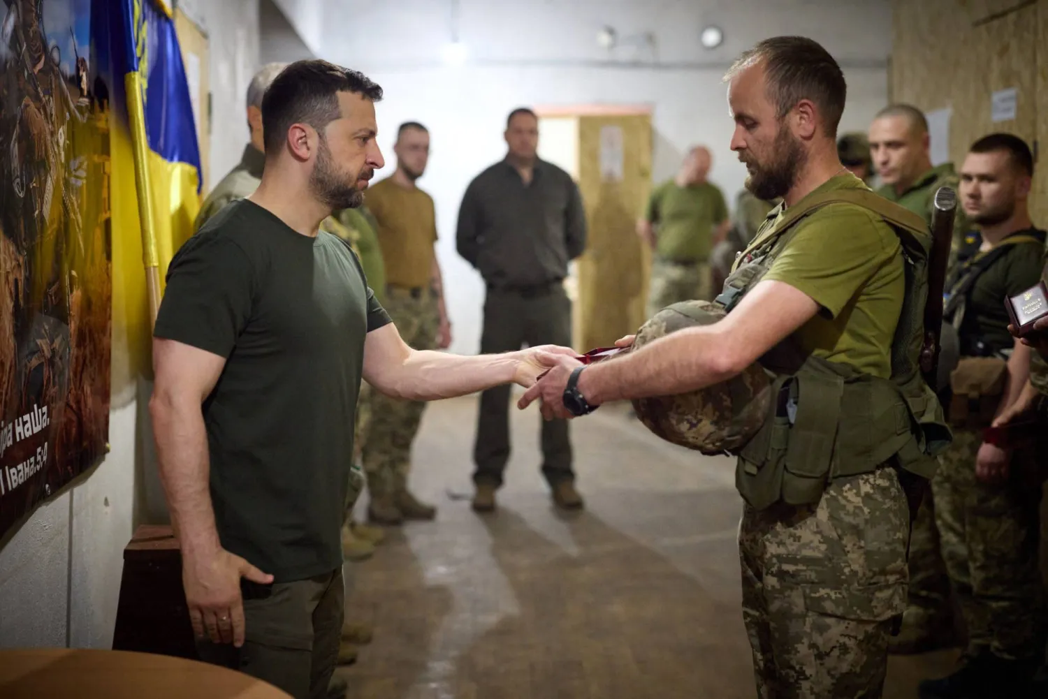 توجه زيلينسكي الأربعاء لمدينة بوكروفسك بمنطقة دونيتسك شرق البلاد حيث ناقش الوضع العسكري والأمني مع كبار القادة العسكريين (أ.ف.ب)