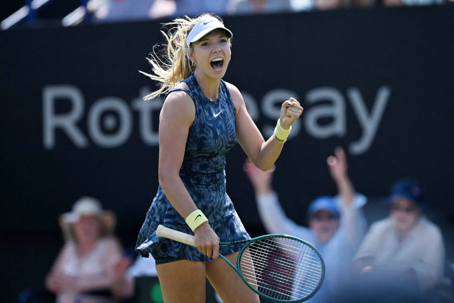 فرحة عارمة للبريطانية كاتي بولتر عقب فوزها على أوستابينكو ضمن بطولة إيستبورن للتنس (أ.ف.ب)