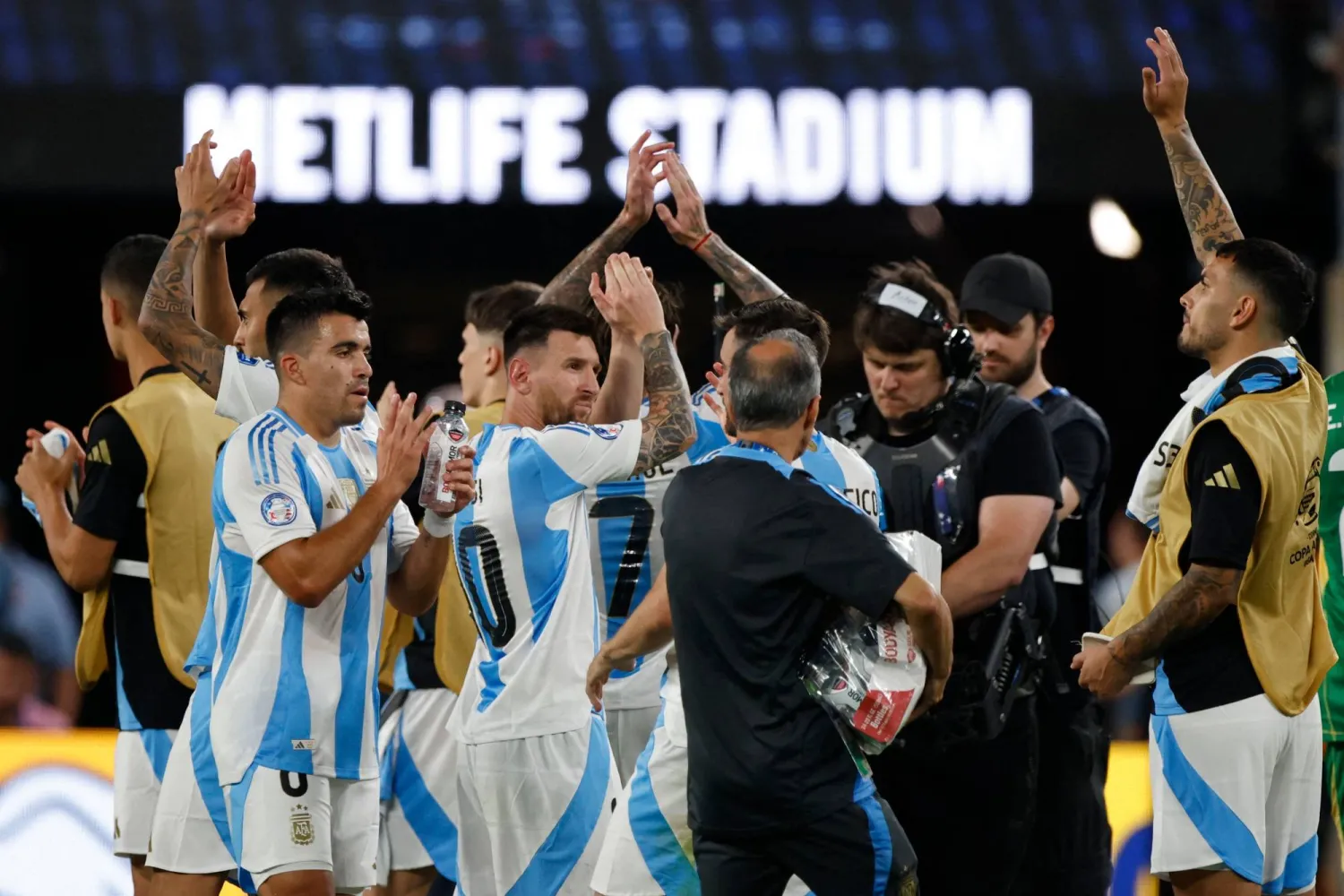 لاعبو الأرجنتين وفرحة التأهل لدور الثمانية في  "كوبا أمريكا" (أ.ف.ب)