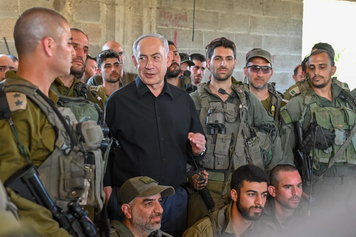 رئيس الوزراء الإسرائيلي بنيامين نتنياهو يلتقي جنود الاحتياط في الشمال ويجيب عن أسئلتهم (د.ب.أ)