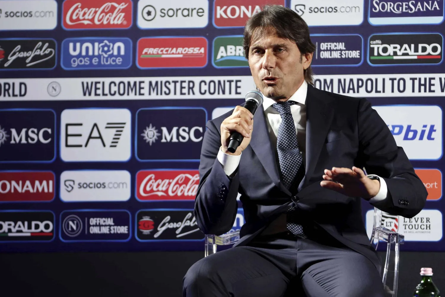 كونتي مدرب نابولي لدى حديثه للصحفيين (أ.ب)