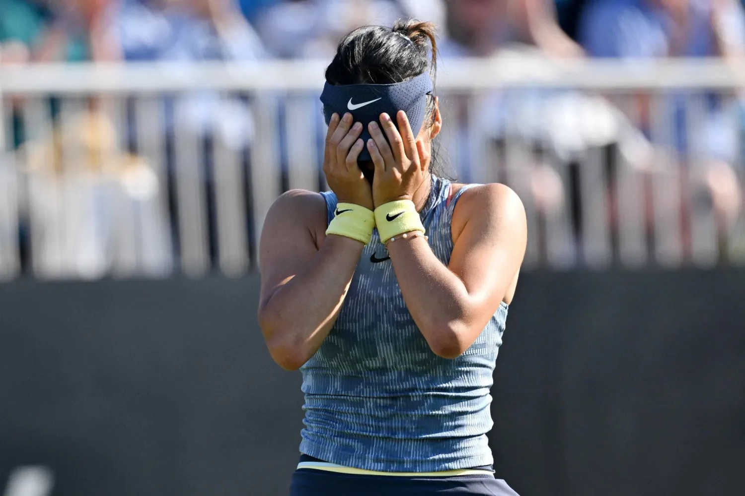 إيما رادوكانو تذرف الدموع عقب فوزها على الأميركية بيغولا (أ.ف.ب)