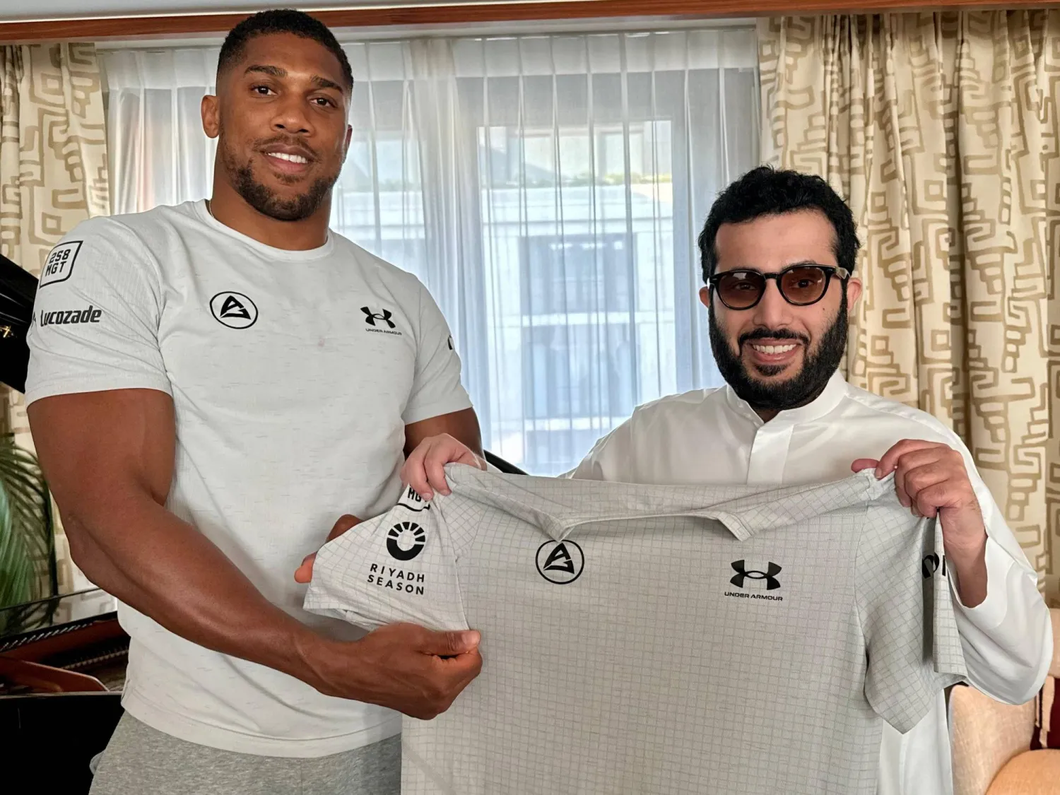 آل الشيخ يهدي جوشوا قميصا يحمل شعار الموسم بمناسبة توقيع الاتفاقيه (موسم الرياض)