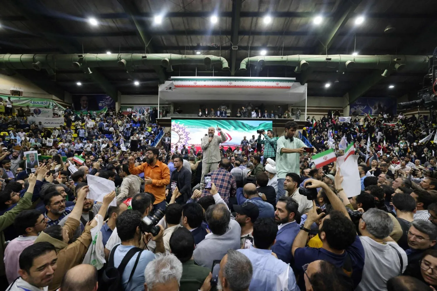 Muhammed Bakır Kalibaf dün (çarşamba) Tahran'daki seçim kampanyası sırasında destekçilerinden oluşan bir kalabalığa hitap etti. (AFP)