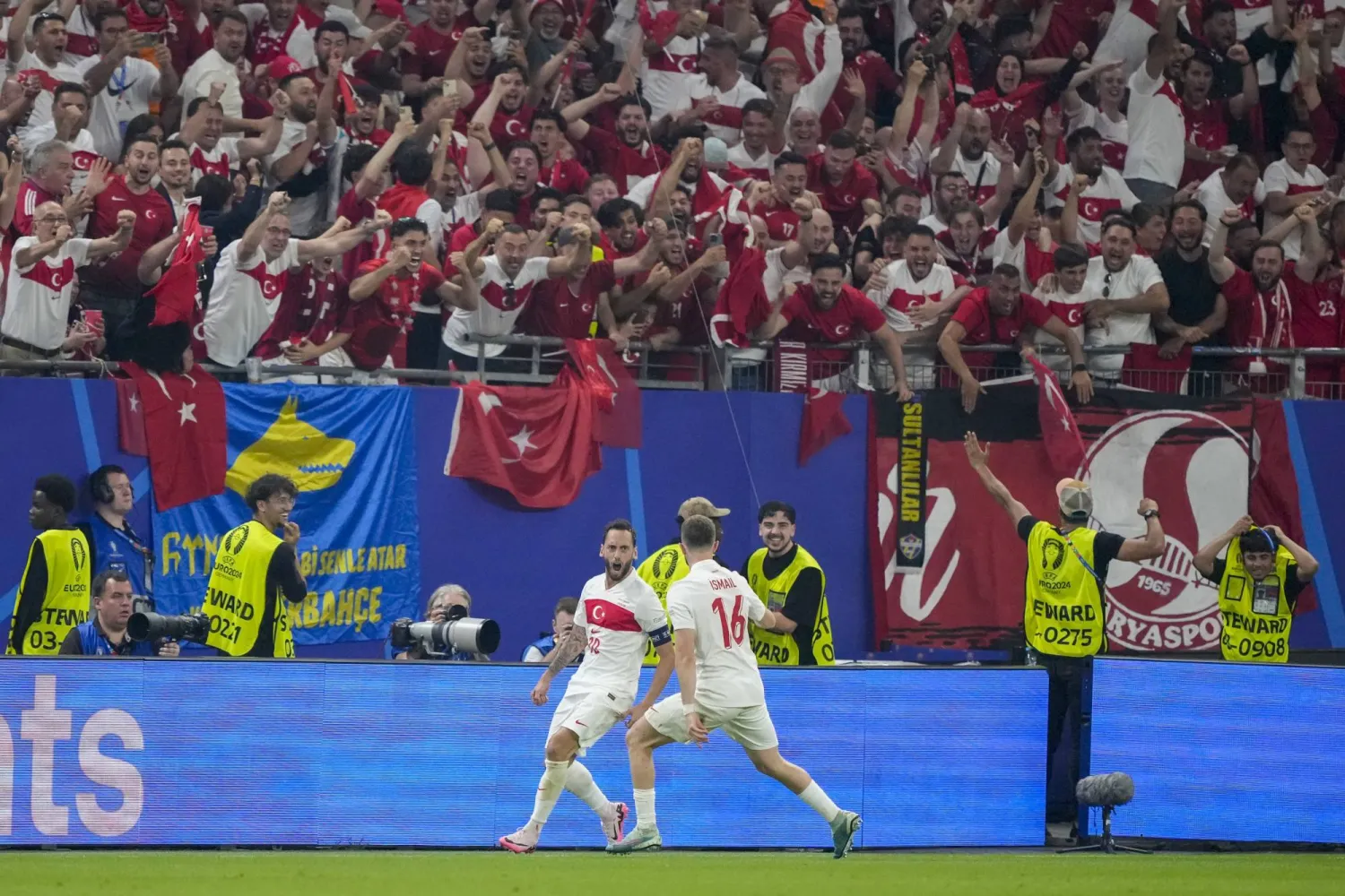 فرحة هاكان شالهان أوغلو بهدفه الرائع في التشيك (أ.ب)