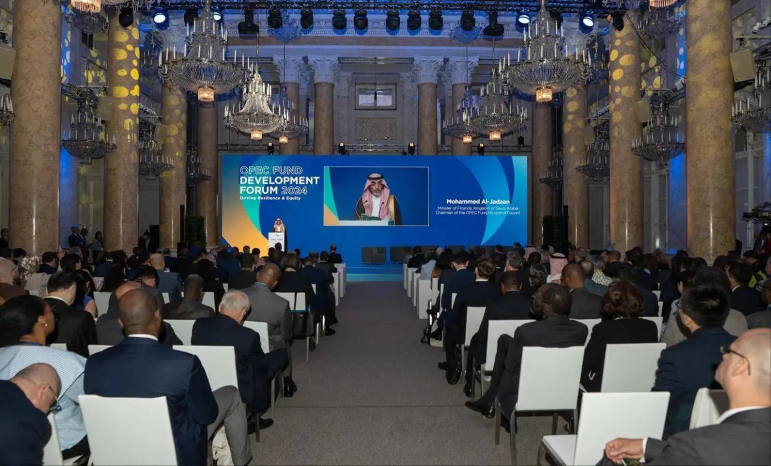 وزير المالية السعودي متحدثاً خلال مشاركته في منتدى التنمية واجتماع المجلس الوزاري لـ«صندوق أوبك للتنمية الدولية» (واس)