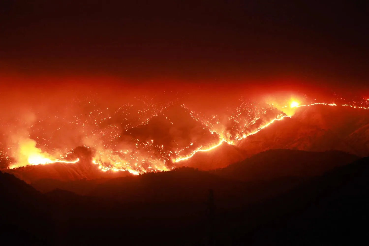 النيران أدت إلى حرق 7002 فدان (أ.ف.ب)