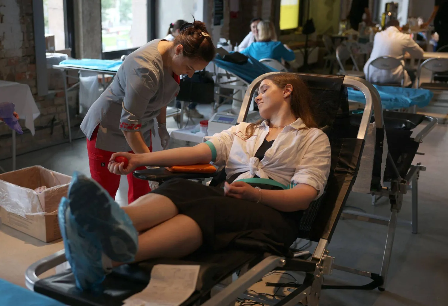 متبرعون بالدم في العاصمة كييف (أ.ف.ب)