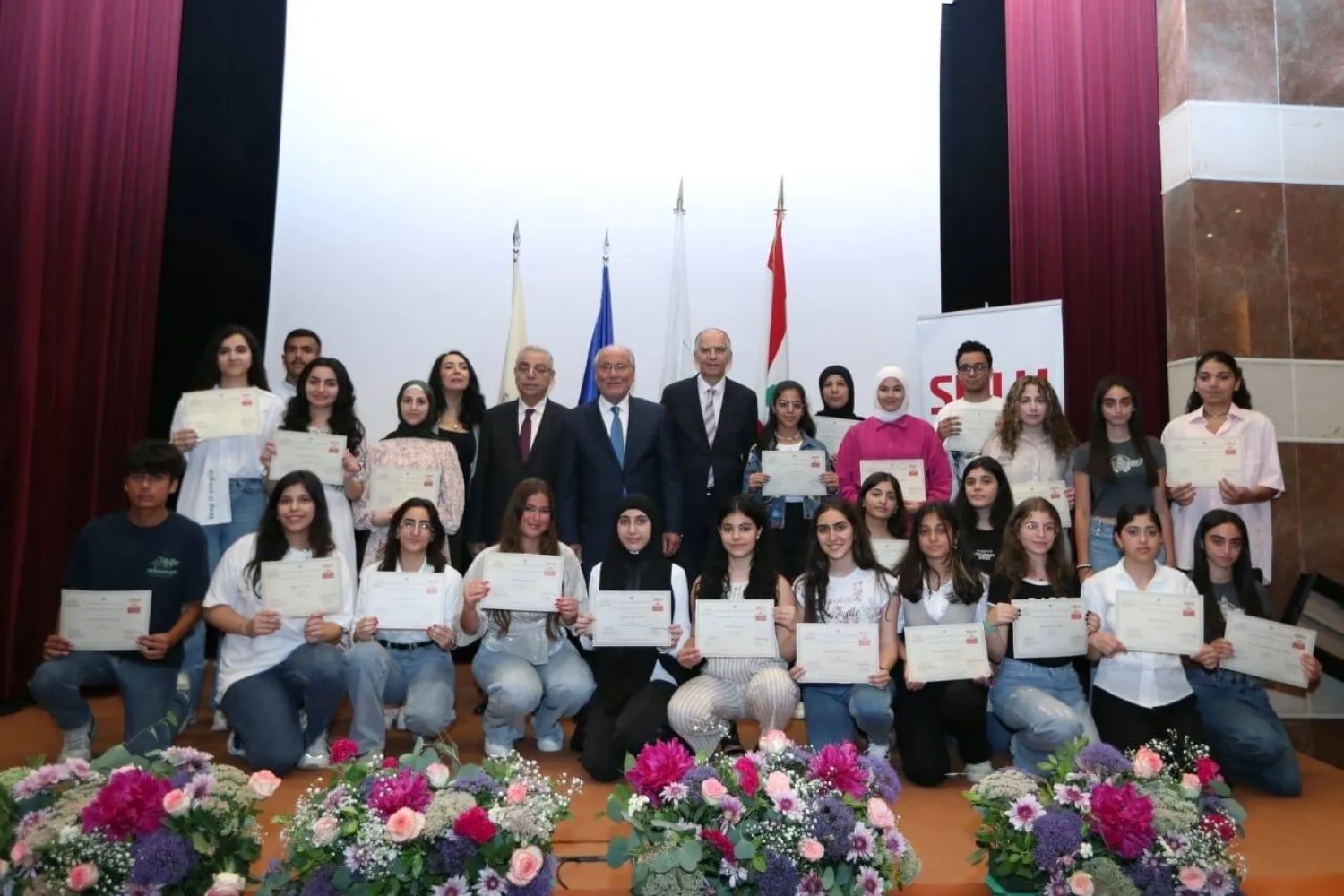 الوزير الحلبي والفائزون الثلاثة والذين وصلوا إلى التصفية النهائية (الشرق الأوسط)