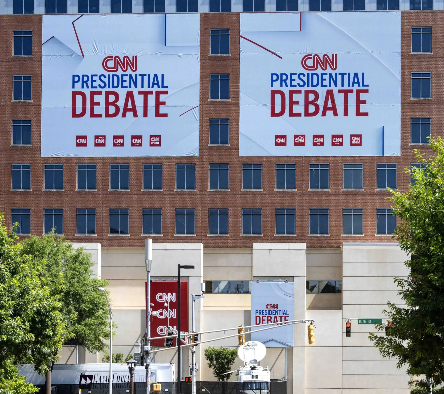 مقر المناظرة الرئاسية الأولى التي تستضيفها «سي إن إن» في أتلانتا (د.ب.أ)  