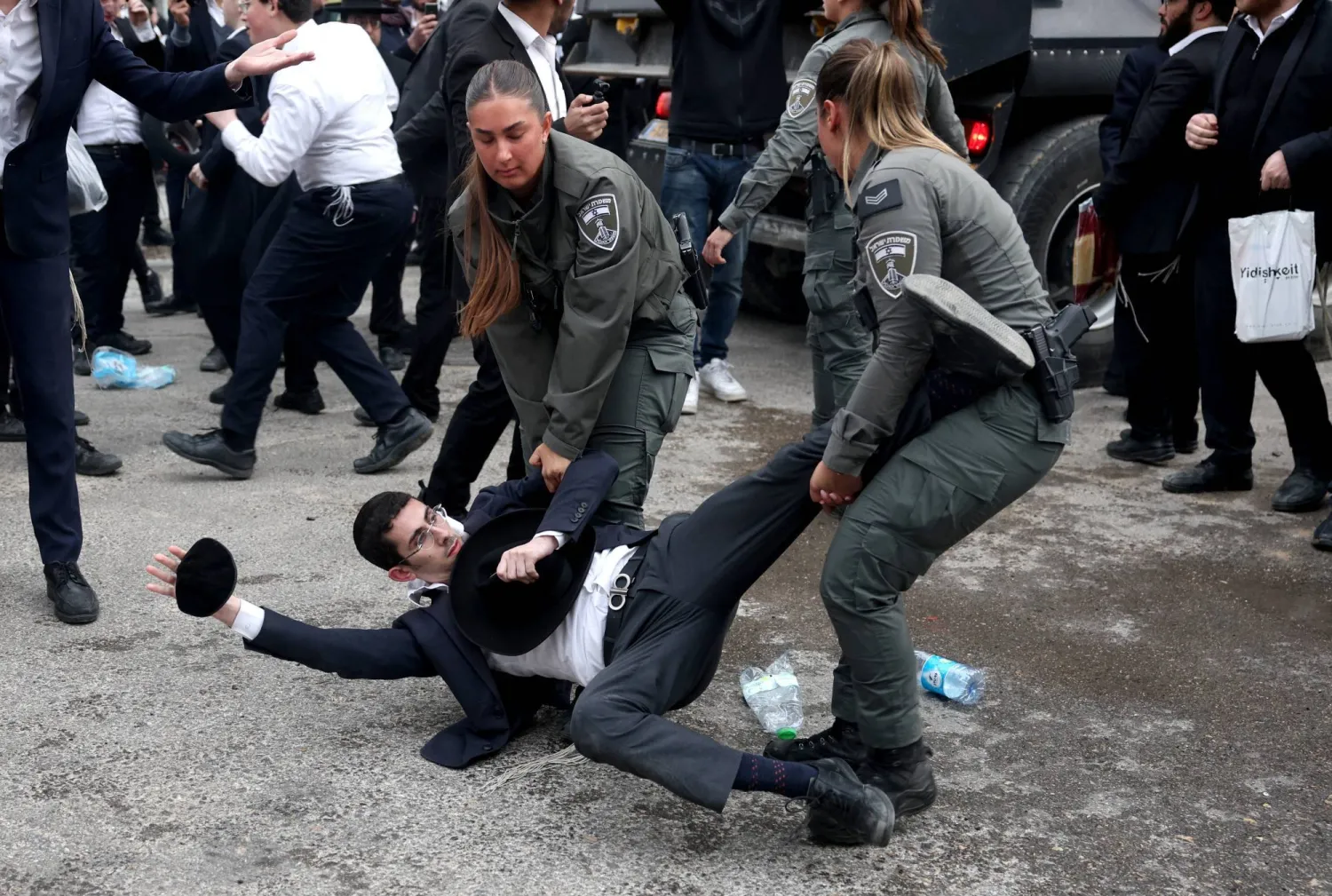 الشرطة الإسرائيلية تبعد المتظاهرين عن الطريق في القدس (رويترز)