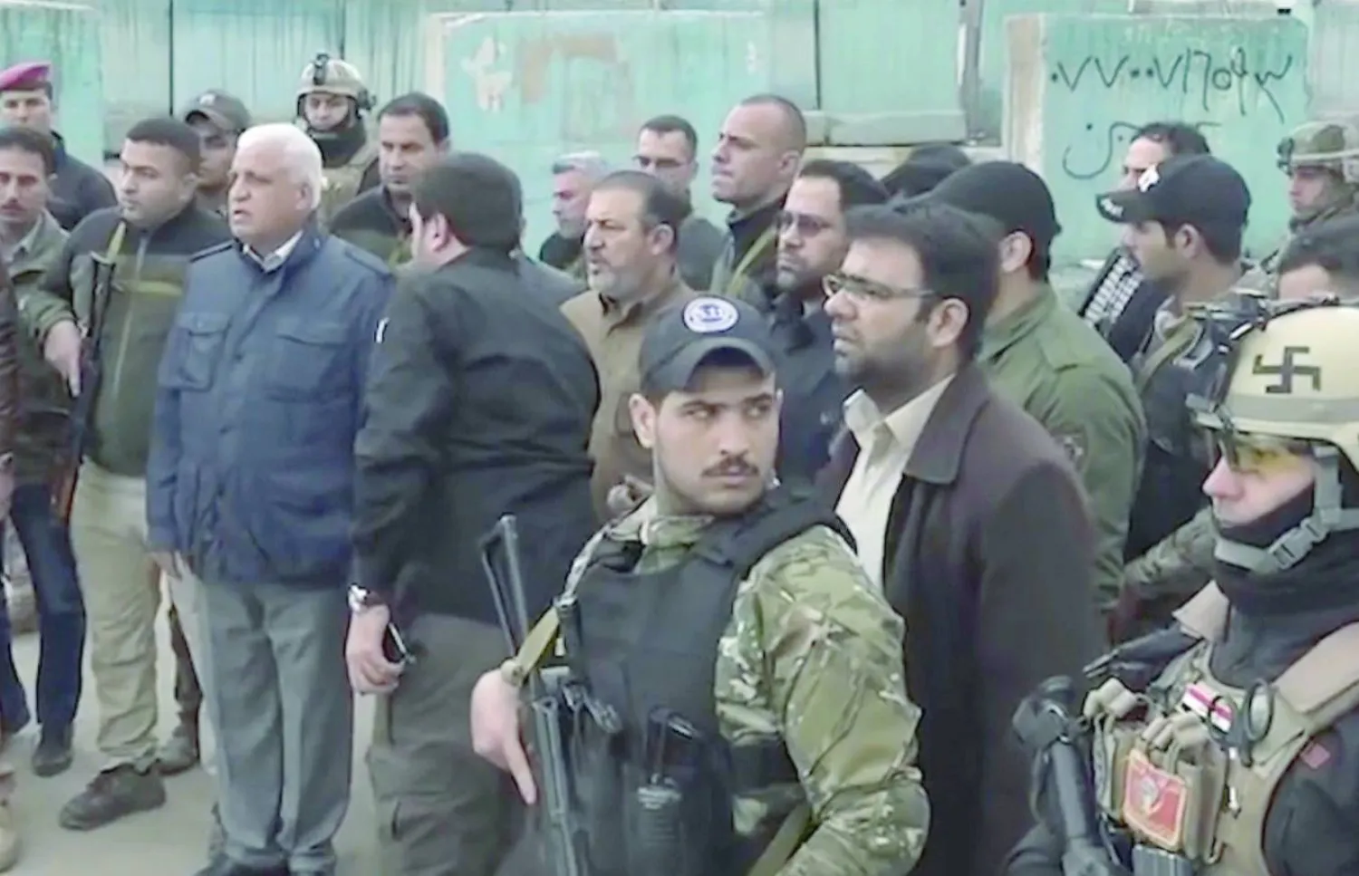 
صورة نشرتها منصات مقربة من الحشد الشعبي يظهر فيها «أبو زينب اللامي» إلى يسار الفياض