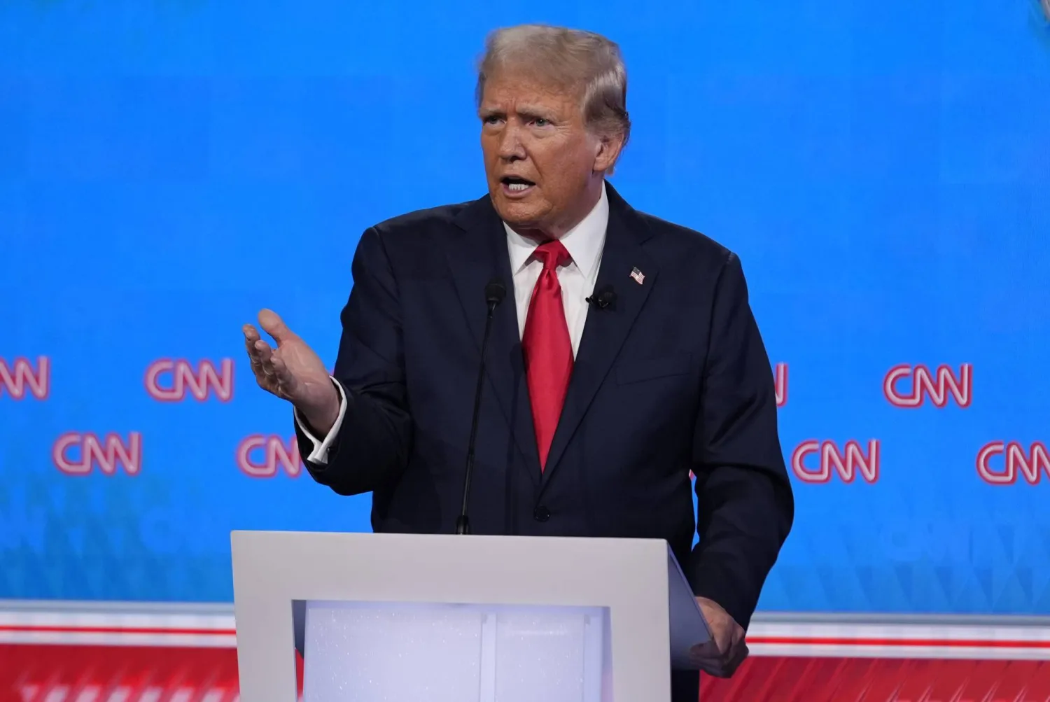 دونالد ترمب متحدثاً خلال المناظرة (أ.ب)