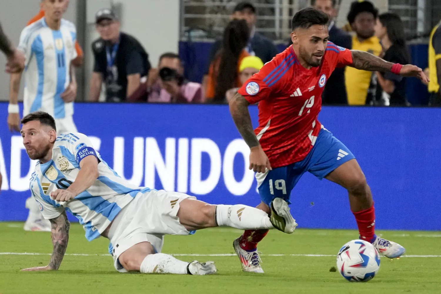 عانى ميسي الذي أكمل عامه الـ37 هذا الأسبوع من متاعب في العضلات (أ.ب)