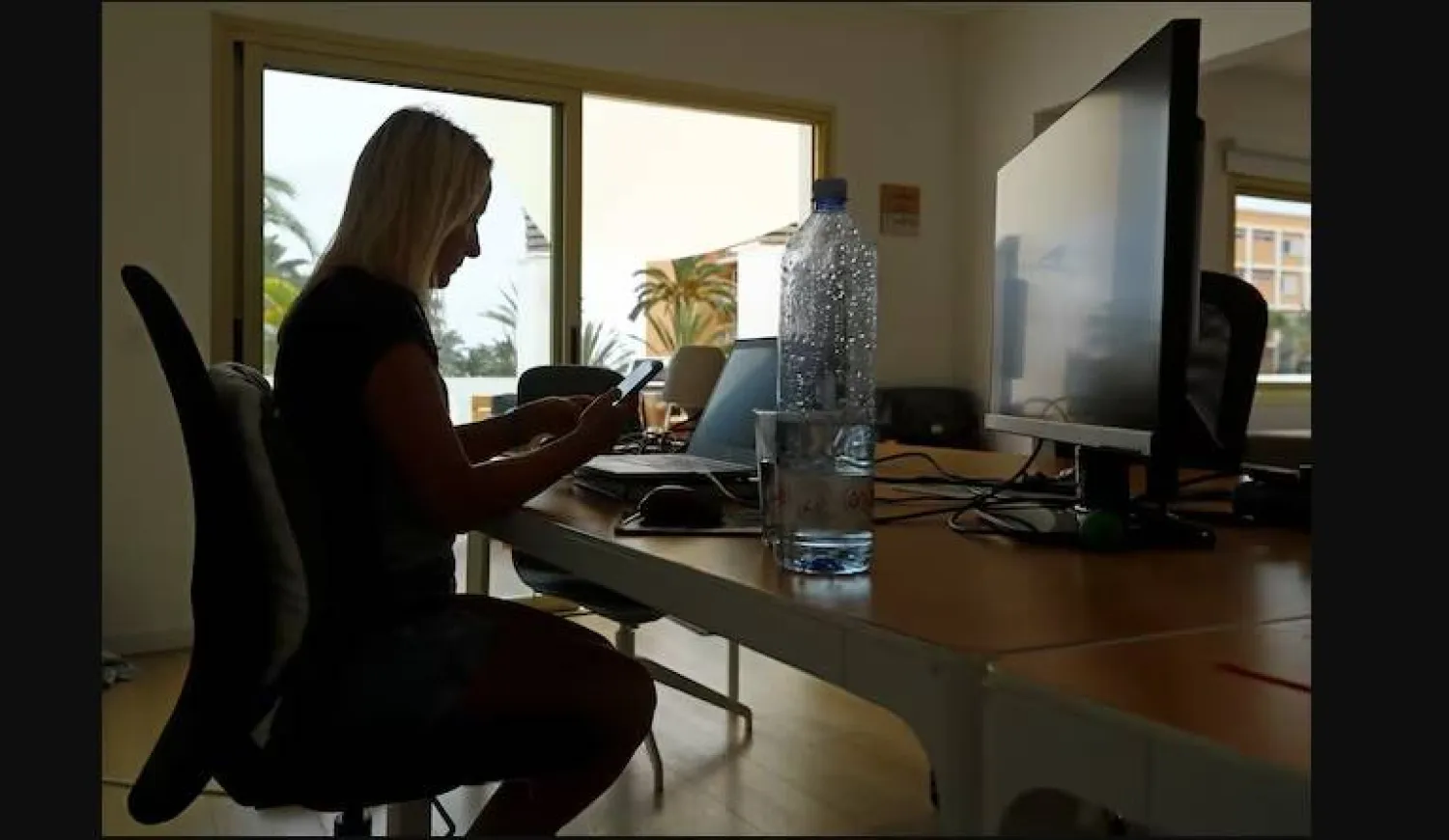 التكنولوجيا قد تكون مفيدة للإنسانية ولكنها أيضاً مصدر إلهاء وتؤدي إلى ما يُعرف بـ«التسويف» (رويترز)