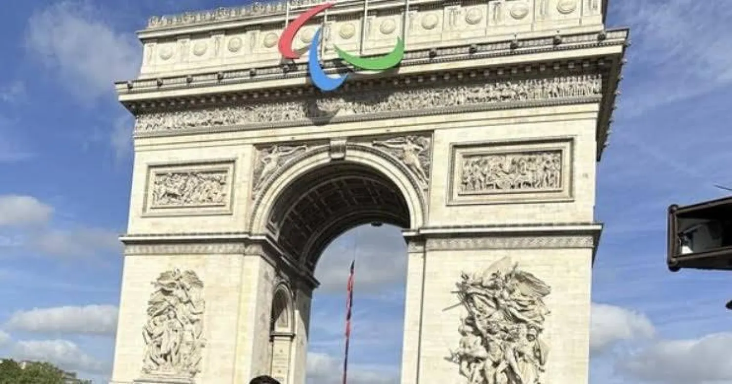 شعار الدورة الأولمبية لذوي الإعاقة يأخذ مكانه فوق قوس النصر (الدورة الأولمبية)