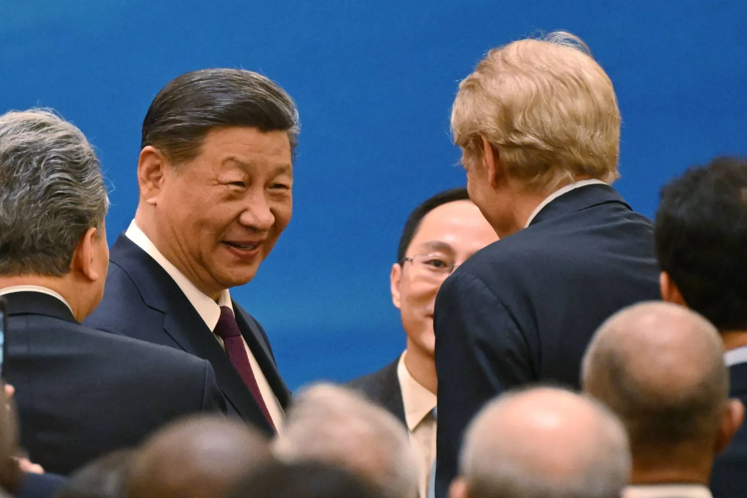 الرئيس الصيني شي جينبينغ وسط ضيوفه الدوليين خلال مؤتمر عقد في قاعة الشعب الكبرى بالعاصمة بكين (أ.ف.ب)