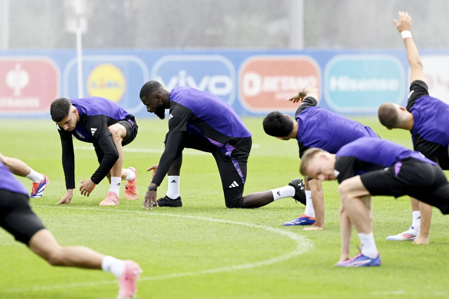 بدت معنويات روديغر مدافع منتخب ألمانيا عالية خلال الحصة التمرينية الجمعة (أ.ب)