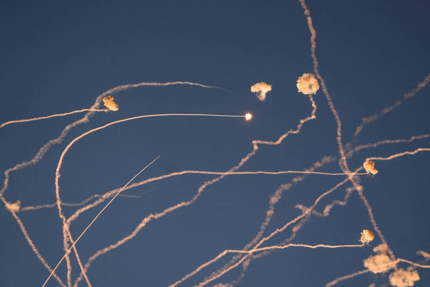 اعتراض صواريخ أطلقت من لبنان على إسرائيل عبر الحدود (رويترز)