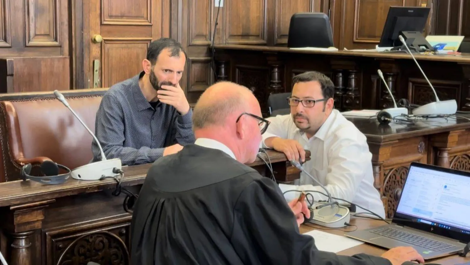 عبد اللطيف وهبي (يسار الصورة) لدى مثوله أمام المحكمة الألمانية (الشرق الأوسط)