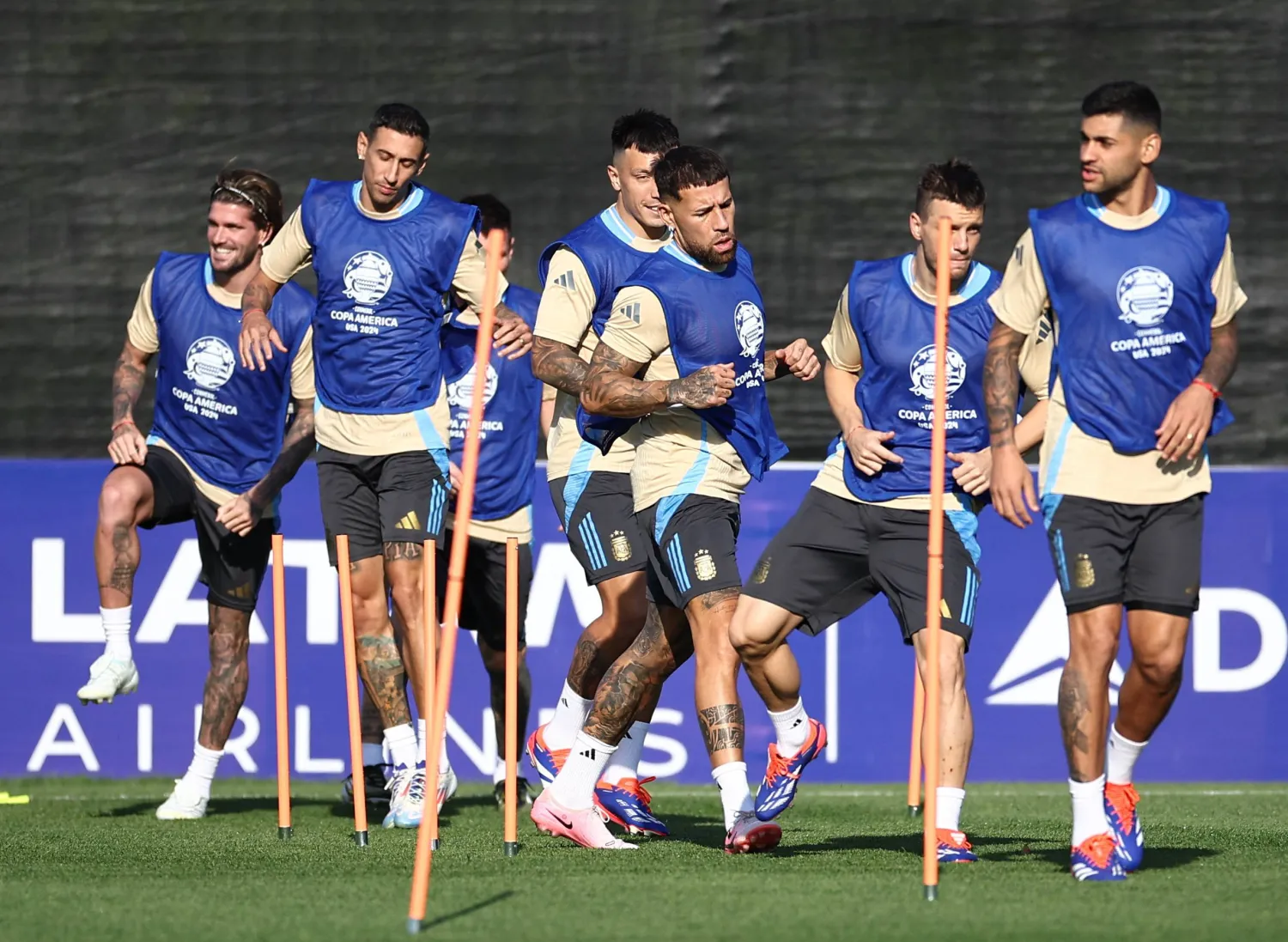 الأرجنتين تطمح للاحتفاظ بالعلامة الكاملة أمام بيرو (رويترز)