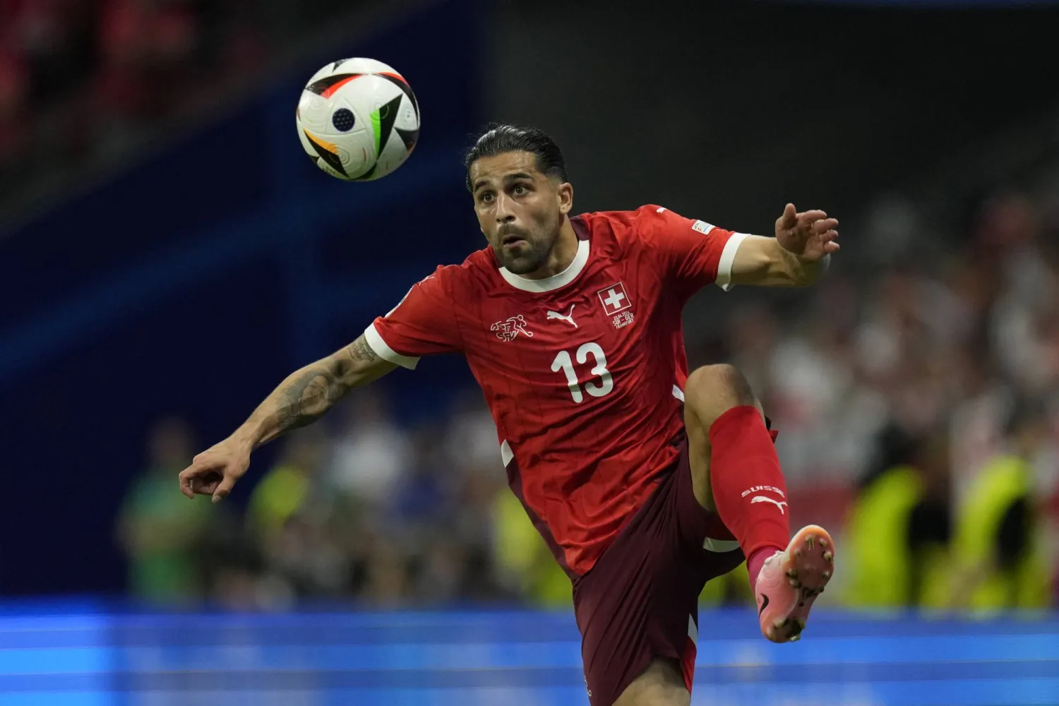 السويسري رودريغيز خلال إحدى مباريات منتخب بلاده في «يورو 2024» (أ.ب)