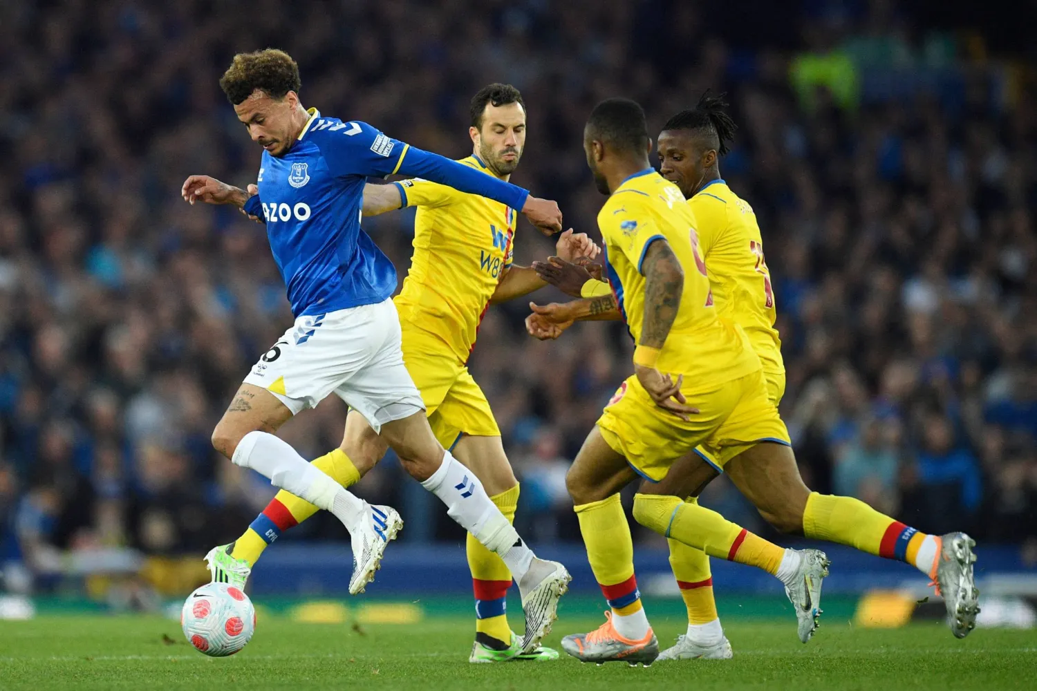 الصفقات الزائفة باتت مثار قلق لمسؤولي الدوري الإنجليزي الممتاز (أ.ف.ب)