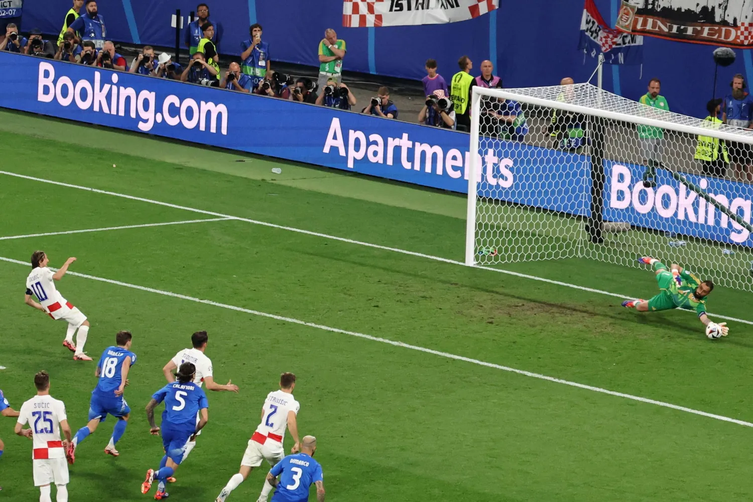 دوناروما يتصدى لركلة جزاء انبرى لها قائد كرواتيا المخضرم مودريتش (إ.ب.أ)