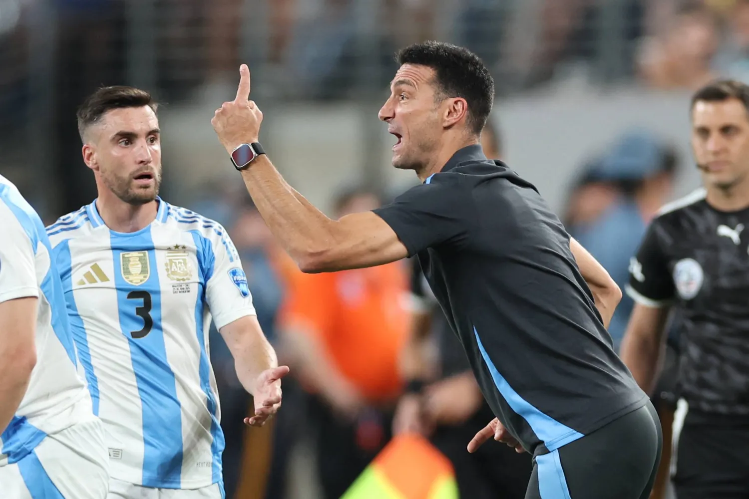 سكالوني سيوجه فريقه من المدرجات السبت (أ.ف.ب)