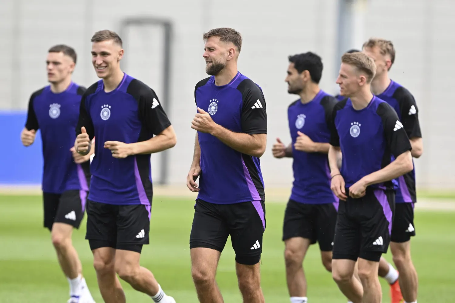 لاعبو المنتخب الألماني خلال تدريباتهم الأخيرة (أ.ب)