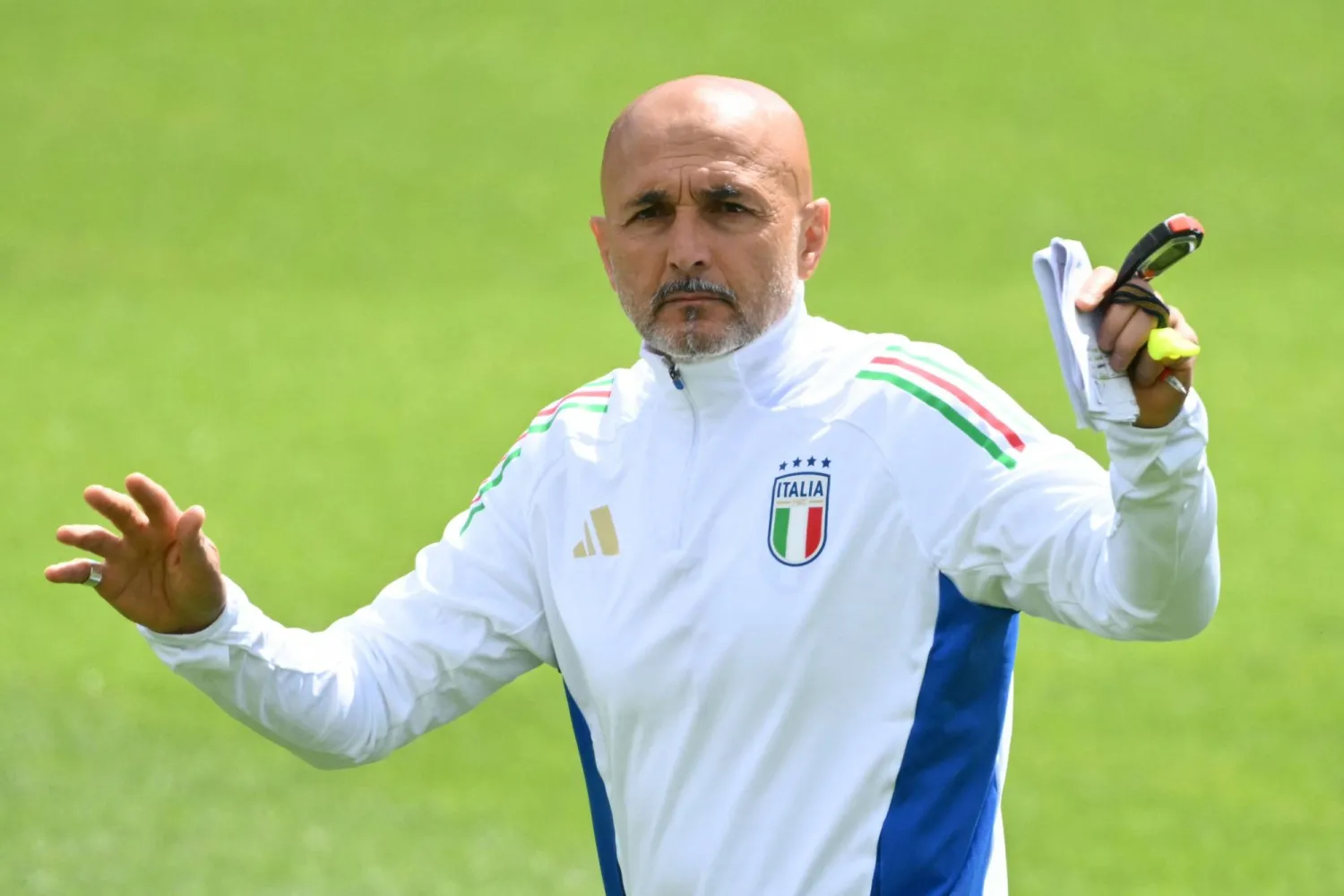 سباليتي خلال شرافه على تدريبات إيطاليا (أ.ف.ب)