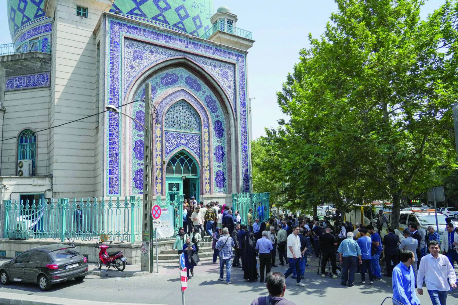 
الإيرانيون ينتظرون في طابور للإدلاء بأصواتهم بمركز اقتراع حسينية «إرشاد» في شارع شريعتي وسط طهران (أ.ف.ب)