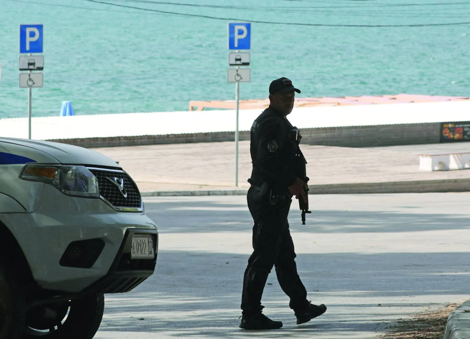 
شرطي يحرس أحد شواطئ شبه جزيرة القرم بعد الهجوم الصاروخي الأوكراني قبل أسبوع (رويترز)