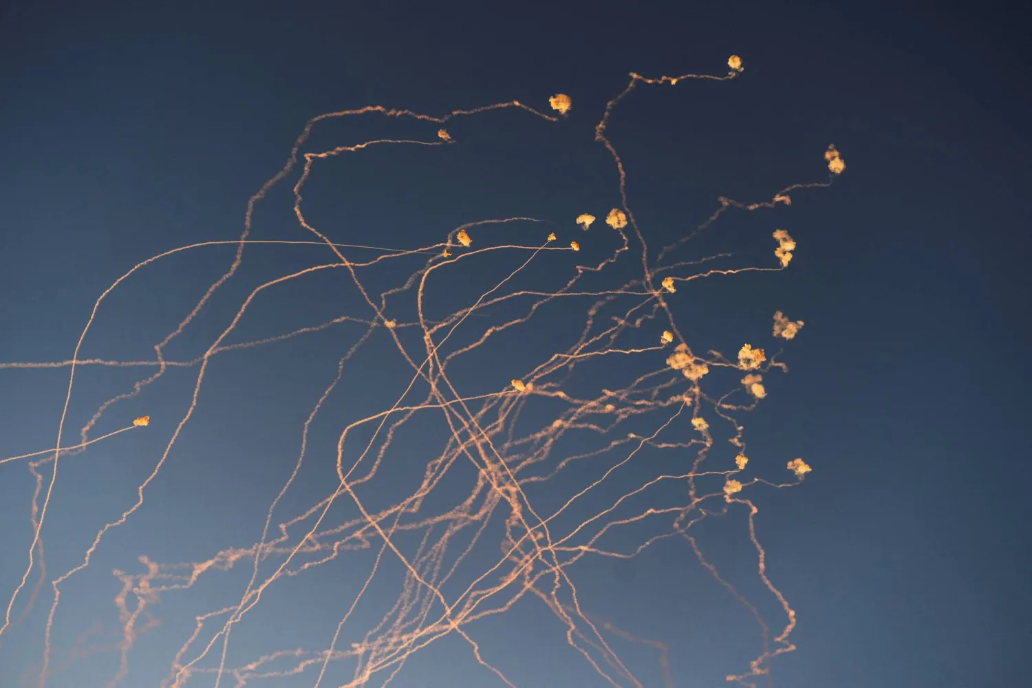 صواريخ دفاع جوي إسرائيلية تعترض صواريخ أطلقها «حزب الله» قرب الحدود اللبنانية (رويترز)