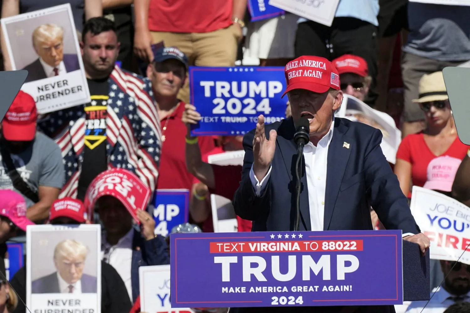 المرشح الجمهوري للرئاسة دونالد ترمب يتحدث في تجمع انتخابي في تشيسابيك بولاية فيرجينيا (أ.ب)