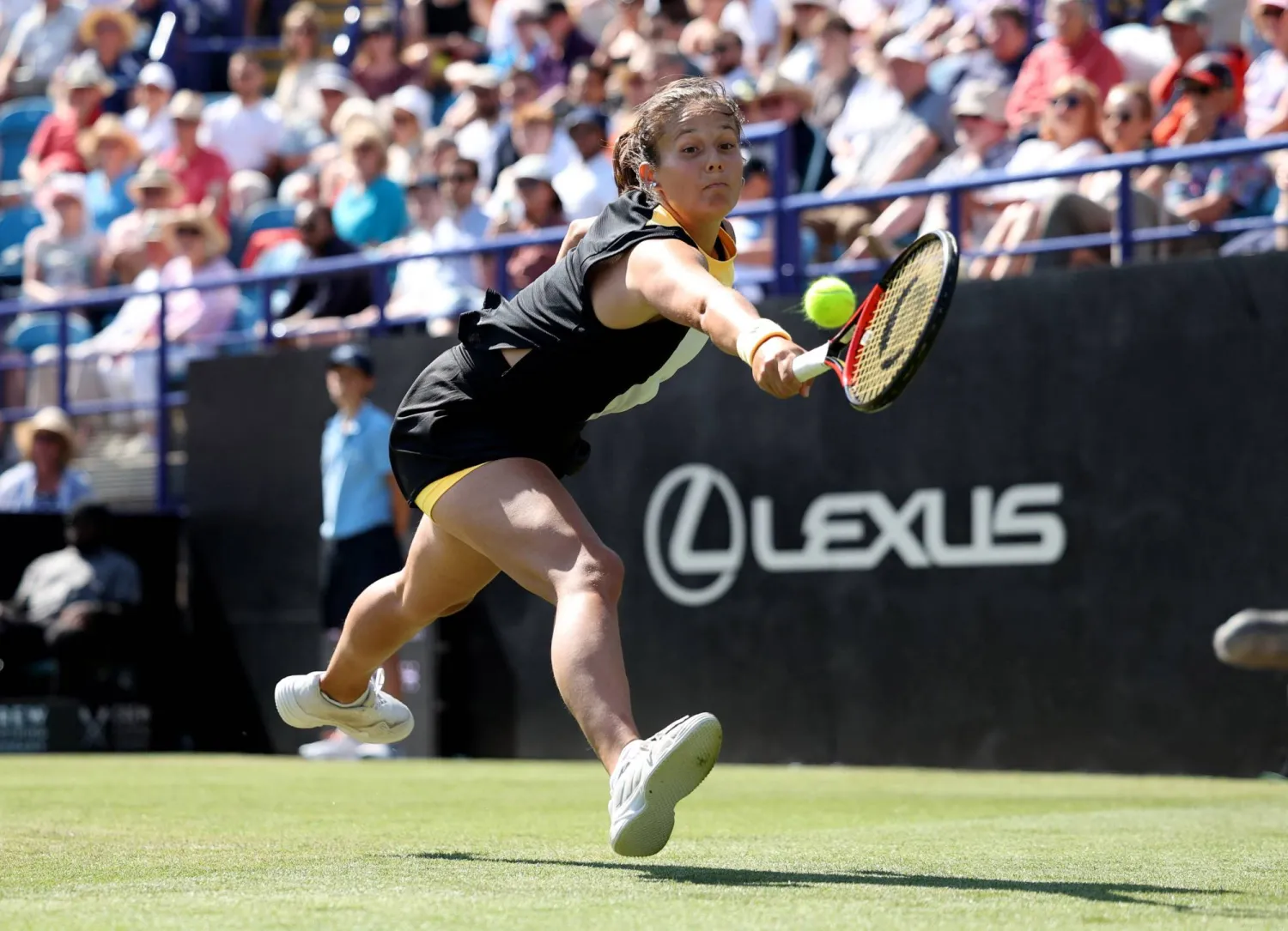 ستلاقي الروسية كاساتكينا الكندية فرنانديز في نهائي دورة إيستبورن (رويترز)